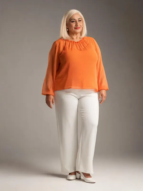 Une personne en blouse orange et pantalon blanc